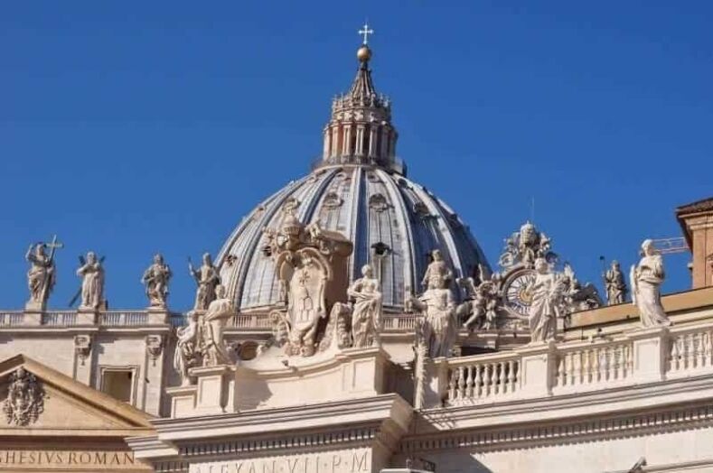 Vatikan Petersdom ist Sinnbild der katholischen Kirche