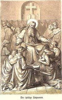 Der heilige Apostel und Evangelist Johannes sitzt als Greis auf einem Stuhl, um ihn herum versammelt Männer und Frauen, die ihm gläubig zuhören.