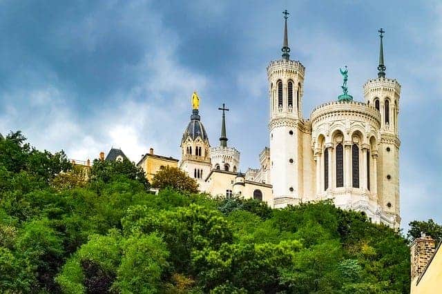 Unsere Liebe Frau von Fourvière: die Basilika in Lyon ist eine Wallfahrtskirche, der Muttergottes Maria geweiht.