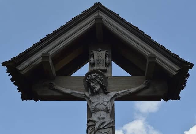 Ein Wegkreuz als Erinnerung und Schule der Geduld im Leiden