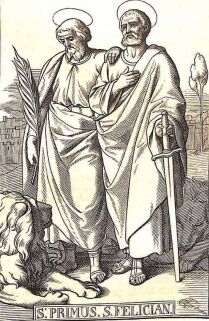 Die heiligen Märtyrer Primus und Felician stehen beisammen, der eine stützt sich auf ein Schwert, der andere hält die Siegespalme in der Hand.