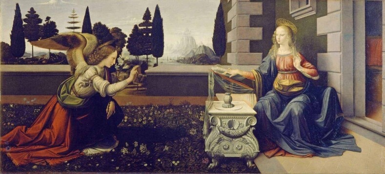 Maria, die zukünftige Mutter Gottes, sitzt auf der rechten Seite am Eingang des Hauses vor einem Lesetisch und schaut auf den Engel Gabriel, der links kniet und sie begrüßt mit einem Segenszeichen; er verkündet ihr den Ratschluss Gottes
