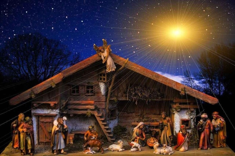 Eine Weihnachtskrippe aus Holz: Zur Geburt des Sohnes Gottes, des neugeborenen Königs, kommen die Hirten vom Feld und die Weisen aus dem Morgenland; alle kommen zu dem Jesuskind, der in der Krippe liegt; Maria und Joseph sind die erhabenen Gefährten des Herrn