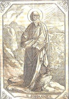 Der heilige Evangelist Johannes steht als Greis auf einem Felsen, mit Buch und Schreibfeder in den Händen, zu seinen Füßen ein Adler.