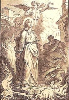 Die heilige Märtyrerin Juliana steht auf einem Holzbalken, unter denen Feuer lodert.