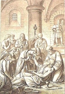 Der heilige Lucian liegt im Gefängnis, von Mitgefangenen umringt, auf dem Boden.
