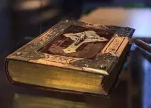 Buch mit Kruzifix