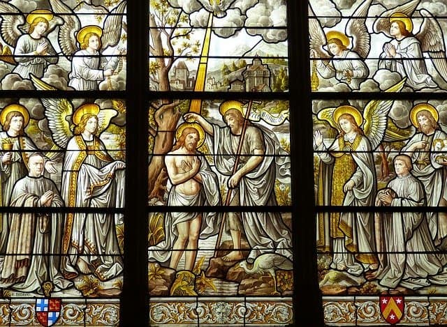 Unterricht vom Sakrament der Taufe: Ein Glasfenster: Jesus wird von Johannes dem Täufer getauft