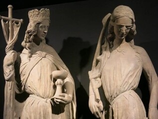 Zwei Figuren symbolisieren den Alten und den Neuen Bund: links ist das Christentum, rechts das Judentum