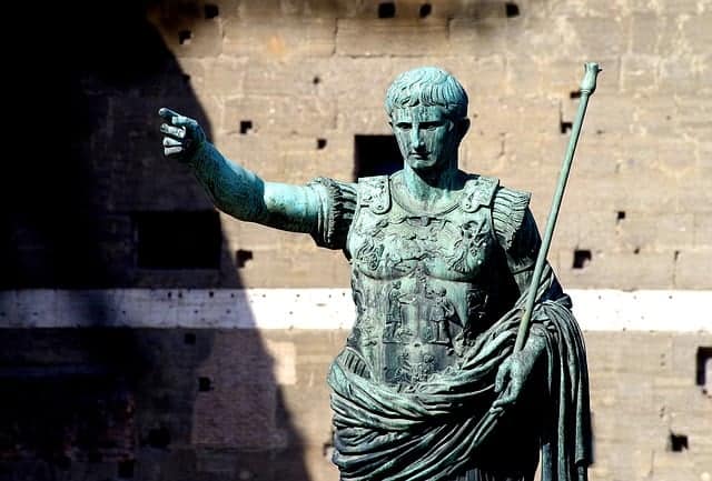 Eine Statue eines heidnischen römischen Kaisers