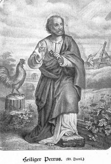 Petrus mit dem Schlüssel in der Hand, zu seiner Linken der Hahn, der bei seiner Verleugnung Jesu krähte; im Hintergrund die Kreuzigung des Petrus mit dem Kopf nach unten