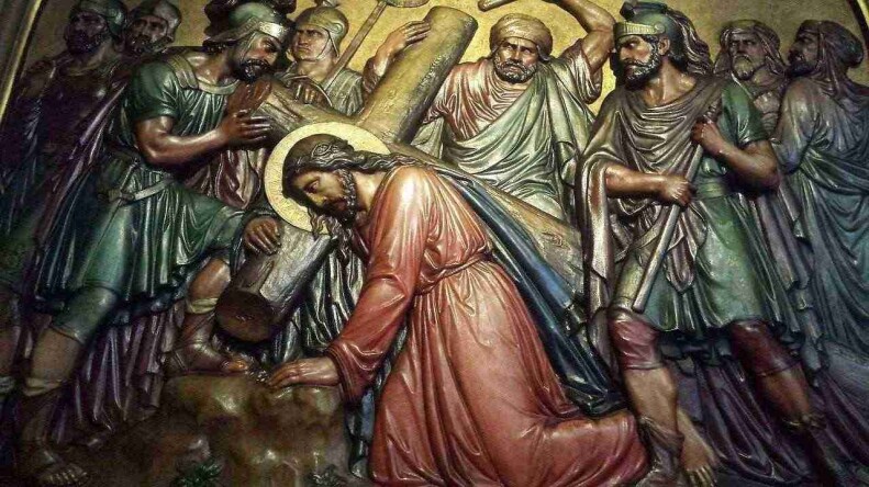 Der Kreuzweg Jesu Christi: Jesus fällt unter der Last des Kreuzes