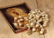 Ein wunderschönes eingerahmtes Bild der Muttergottes Maria sowie ein Rosenkranz mit einem goldenen Kruzifix