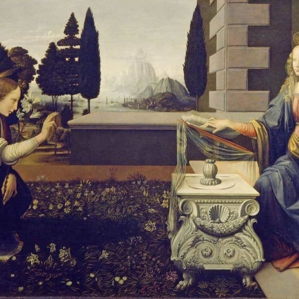Maria, die zukünftige Mutter Gottes, sitzt auf der rechten Seite am Eingang des Hauses vor einem Lesetisch und schaut auf den Engel Gabriel, der links kniet und sie begrüßt mit einem Segenszeichen; er verkündet ihr den Ratschluss Gottes