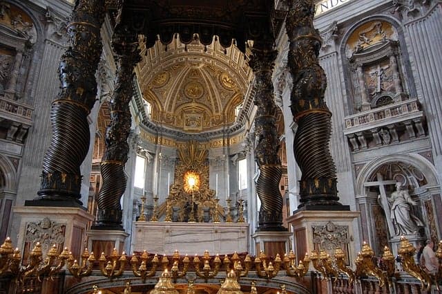 Der Petersdom von innen mit der herrlichen, durch vier kunstvolle Säulen gehaltenen Überdachung, wo die Päpste der katholischen Kirche bis zu Pius XII. die heilige Messe am Altar zu Christus am Kreuz gewandt gelesen haben