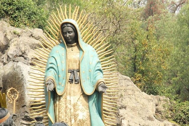In Guadalupe steht eine Statue der Muttergottes Maria: von dunkler Hautfarbe