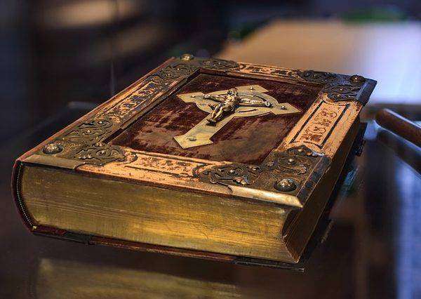 Buch mit Kruzifix