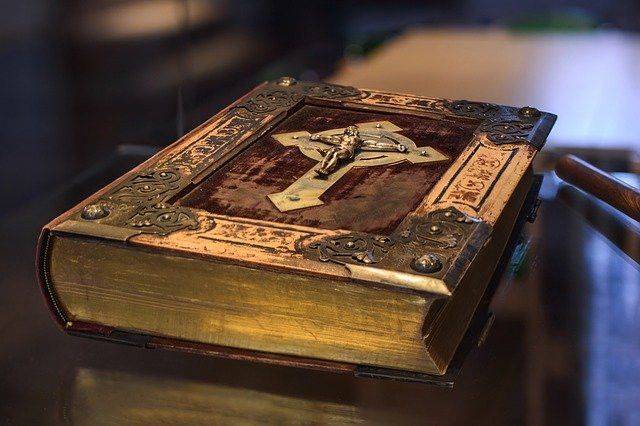 Buch mit Kruzifix