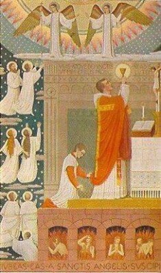 Die beste Stunde des Tages ist die heilige Messe; der Priester steht am Altar und hält nach der heiligen Wandlung den konsekrierten Kelch hoch; der Messdiener kniet hinter ihm; unter ihnen sieht man die armen Seelen im Fegefeuer; über ihnen und an der linken Seite sind heilige Engel