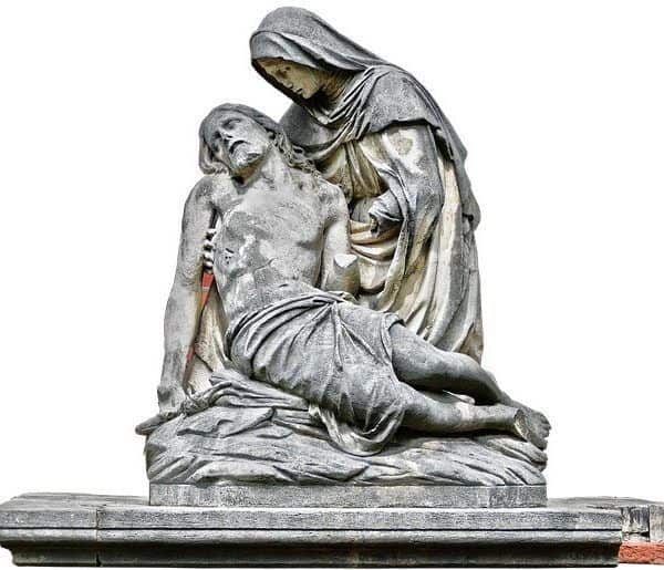 Eine Skulptur der Pieta: Jesus liegt, von der Kreuzigung gemartert, tot in den Armen Seiner Schmerzensmutter Maria