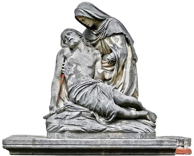 Eine Skulptur der Pieta: Jesus liegt, von der Kreuzigung gemartert, tot in den Armen Seiner Schmerzensmutter Maria