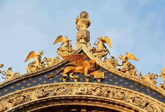 Markus-Basilika: Man sieht den heiligen Markus auf der Spitze der Kirche, rechts und links sind Engel; vorne ist ein geflügelter Löwe zu sehen