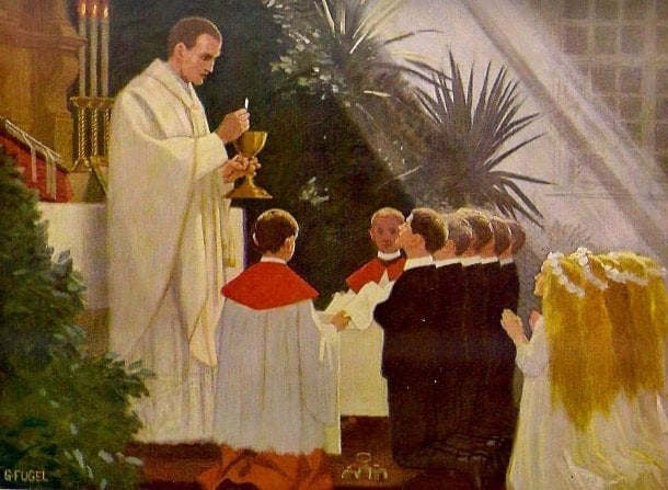 Der Priester steht, den Kelch und die konsekrierte Hostie über dem Kelch in seinen Händen vor den Kindern