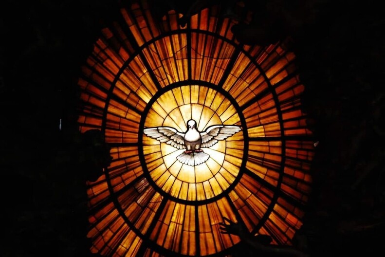 Der Heilige Geist als Taube dargestellt in einem Glasfenster einer katholischen Kirche