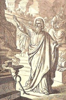 Der heilige Bartholomäus steht vor einem römischen Gericht, die Hand erhoben, vor einer Statue mit Weihrauchfaß; der Richter sitzt im Hintergrund; ebenfalls sieht man zahlreiches Volk, das dem Heiligen zuschaut