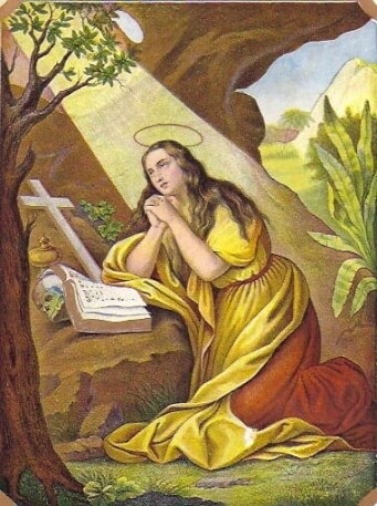 Die heilige Büßerin Magdalena kniet in ihrer Felsenhöhle, die Hände gefaltete zum Gebet; vor ihr liegt ein Kreuz und ein Buch; als Stütze für das Buch ist ein Totenkopf zu sehen; von oben fällt ein Lichtstrahl in die Höhle auf die Heilige