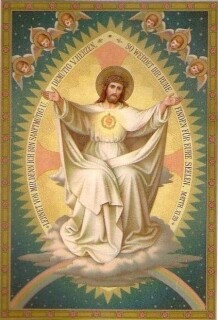Jesus, der Heiland, in weißer Kleidung auf einer Wolke sitzend, breitet die Hände zum Segen aus; auf seiner Brust sieht man sein heiligstes Herz; Umgeben ist der Herr von einem verzierten Schriftband; oben an den Ecken des Bildes sieht man jeweils drei Engelköpfe