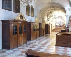 Nach der Erforschung des Gewissens empfängt man das Sakrament der Buße: ein langer Gang in einer barocken Kirche, in der auf der linken Seite aus Holz erbaute schöne und einladende Beichtkabinen stehen, um die Sünden zu Beichten und die Lossprechung zu erhalten