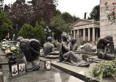 Ein Friedhof in Mailand: Skulpturen auf den Gräbern, die beten, weinen und uns einen Beweggrund geben zur Buße , solange wir noch leben
