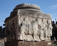 Missverständnis über die Heiden: Diese unter Diokletian errichtete Säulenbasis auf dem Forum Romanum 303 n. Chr. zeigt ein traditionelles römisches Opfer.