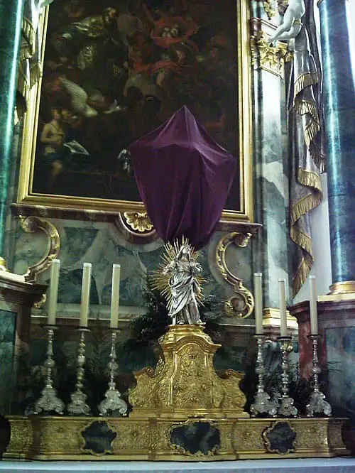 Liturgische Betrachtung über den Passionssonntag: verhülltes Kruzifix