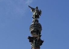 Eine Statue von Kolumbus, der mit der Hand Richtung Amerika zeigt