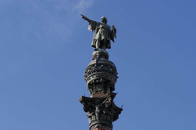 Eine Statue von Kolumbus, der mit der Hand Richtung Amerika zeigt