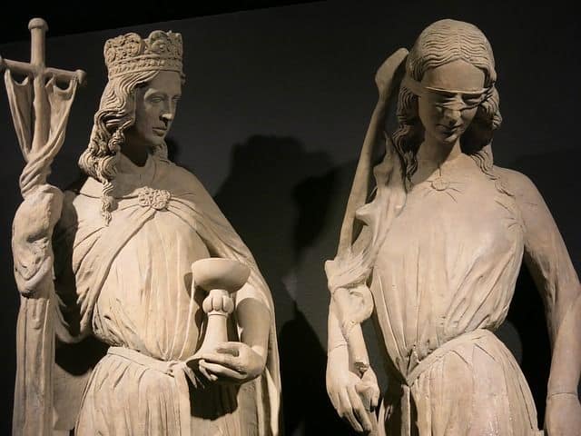 Zwei Figuren symbolisieren den Alten und den Neuen Bund: links ist das Christentum, rechts das Judentum