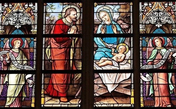 Ein Glasfenster mit Jesus, Maria und Joseph