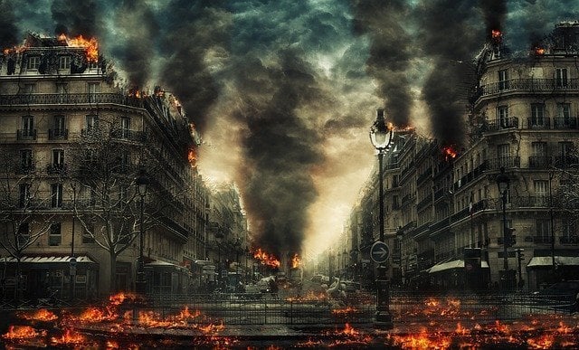 Die Katastrophe am Ende der Welt: die Erde wird in Flammen aufgehen, Städte brennen, schwarze Rauchwolken steigen überall auf