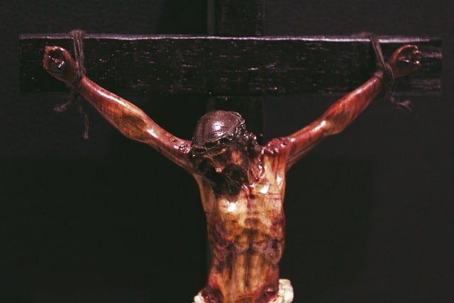 Der gekreuzigte Jesus, ganz mit Blut überströmt, hängt am Kreuz