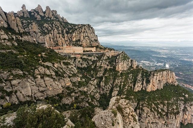 Der Gnadenort Montserrat liegt auf einem hohen Berg, von Felsen eingerahmt