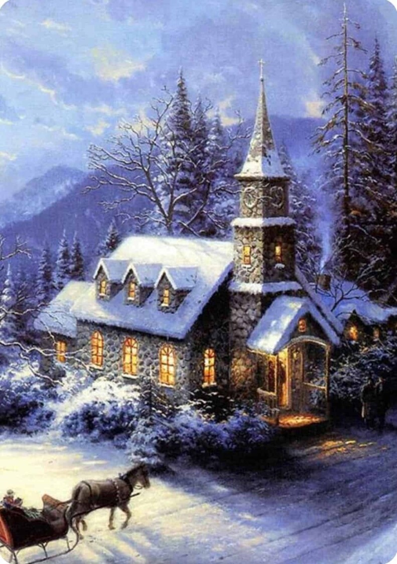 Weihnachten im Schnee: Die Kapelle beleuchtet, ein Schlitten mit einem Pferd davor kommt gerade an