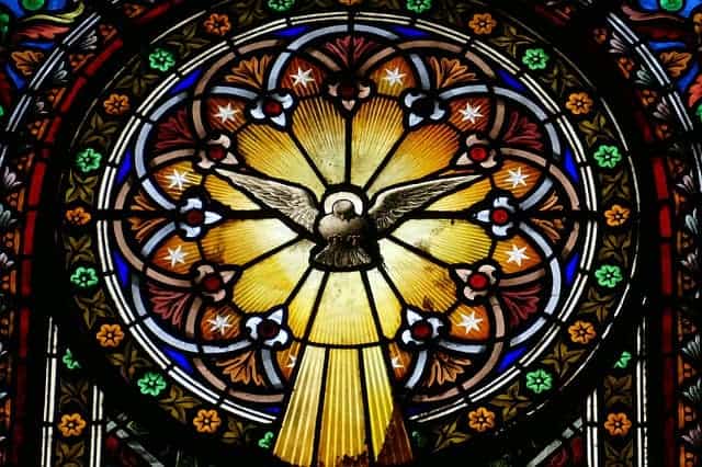 Die Träger des Lehramtes der Episkopat: Ein Glasfenster aus Montserrat, welches die Taube als heiligen Geist darstellt