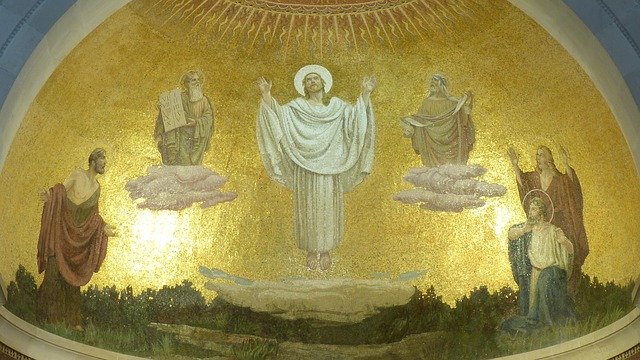 Die Verklärung Jesu auf dem Berg Tabor: Jesus mit den beiden Propheten Moses und Elias schweben über der Erde; die drei Apostel stehen beiseite