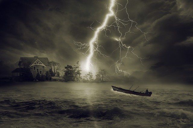 Unwetter ein Sinnbild der Bedrängnisse unserer Zeit: Blitz, Überschwemmung und Stürme; ein einsames Boot auf dem aufgewühlten Meer