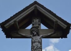 Ein Wegkreuz als Erinnerung und Schule der Geduld im Leiden