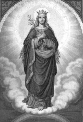 Maria als Himmelskönigin steht auf einer Wolke, eine Krone auf ihrem Haupt, eine Lilie in der Hand, die Hände über der Brust gekreuzt, hinter ihr eine helle Lichtkuppel wie im Petersdom