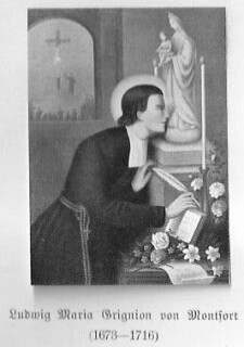 Der heilige Grignion de Montfort steht an einem Marienaltar, die Schreibfeder in der rechten Hand; er küßt den Fuß der Muttergottesstatue, Maria mit ihrem Jesuskind; auf dem Altar ist eine brennende Kerze und Blumenschmuck sowie ein Buch