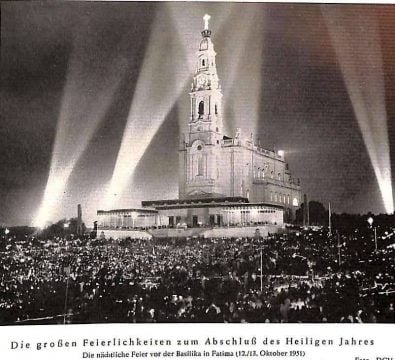 Die großen Feierlichkeiten zum Abschluss des heiligen Jahres 1951; die nächtliche Feier vor der Basilika von Fatima, diese ist von Scheinwerfer hell erleuchtet, auf dem Platz sind Hunderttausende von Gläubigen versammelt, für die Welt ein großes Ereignis